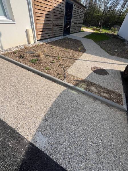 Cheminement piéton en béton désactivé à Mions