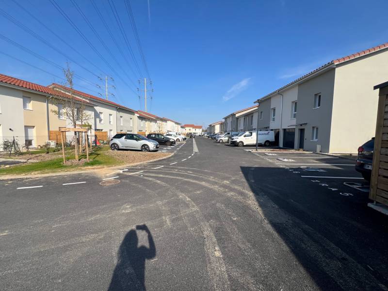 Vue d'ensemble aménagement béton désactivé à Mions