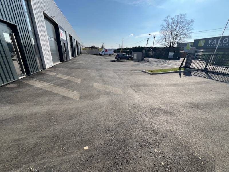 Aménagement extérieur complet d'un bâtiment industriel à Mions dans le Rhône