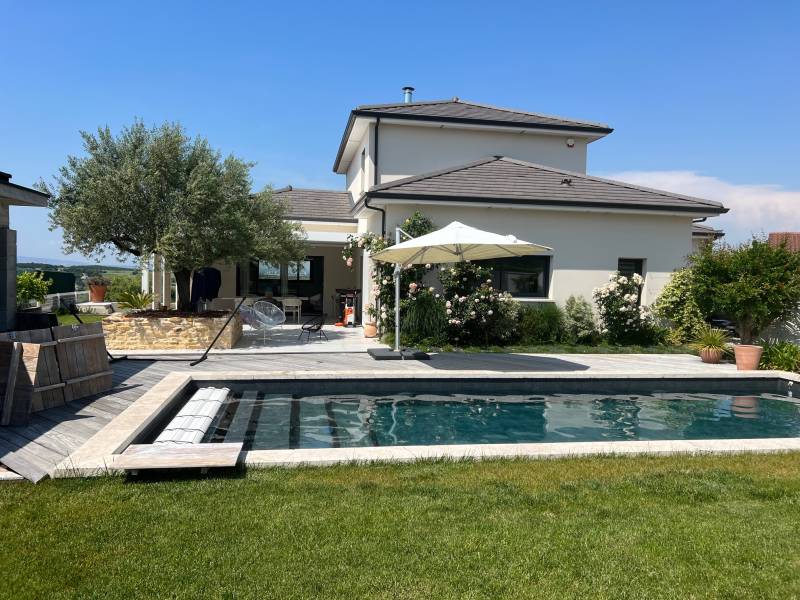 Aménagements des extérieurs avec piscine d'une villa à Chaponnay dans le Rhône