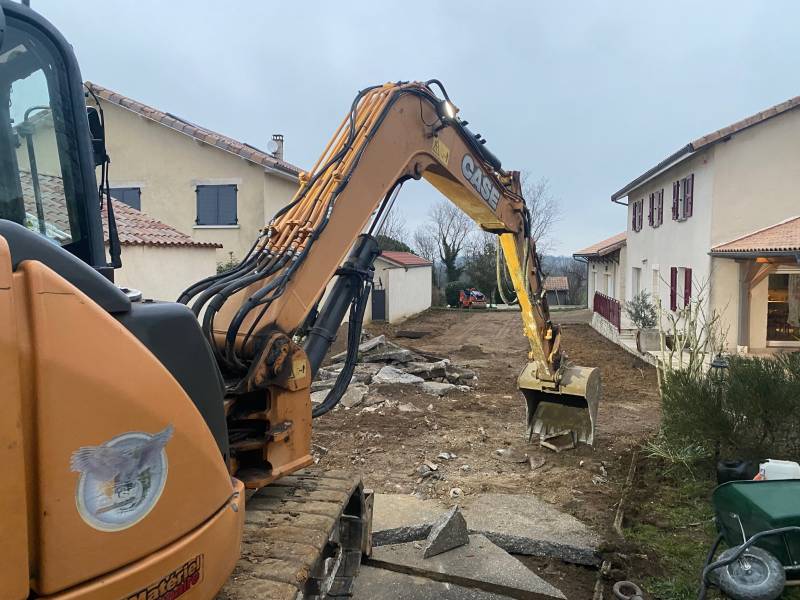 Préparation d'un chantier de goudronnage pour une allée de maison à Saint-Pierre-De-Chandieu