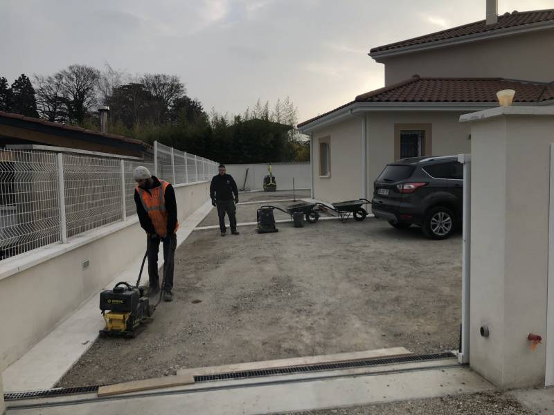 Pose d’enrobé noir à chaud chez un particulier à Chaponnay (69)
