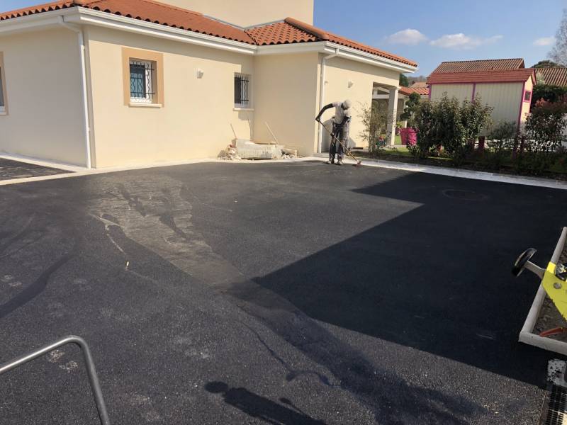 Pose d’enrobé noir à chaud chez un particulier à Chaponnay (69)