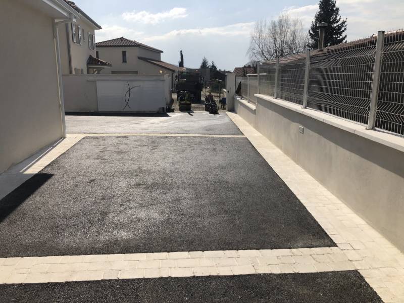 Pose d’enrobé noir à chaud chez un particulier à Chaponnay (69)