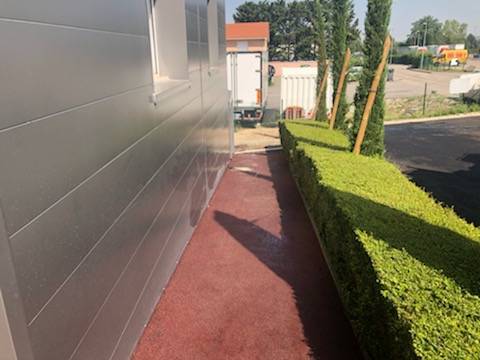 Création d’allées en enrobé rouge pour un bâtiment professionnel près de Lyon