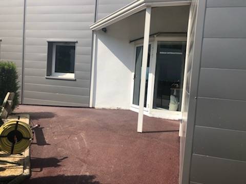 Création d’allées en enrobé rouge pour un bâtiment professionnel près de Lyon