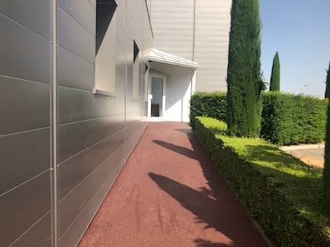 Création d’allées en enrobé rouge pour un bâtiment professionnel près de Lyon