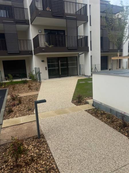Pose de béton désactivé pour les allées d'immeuble près de Lyon