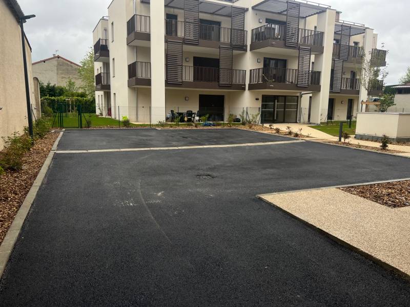 Réalisation des enrobés d'un immeuble d'habitation pour 270 m² à Sathonay Camp