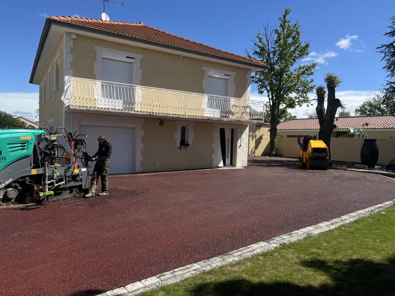 Chantier d'enrobé rouge pour une maison individuelle à Lyon