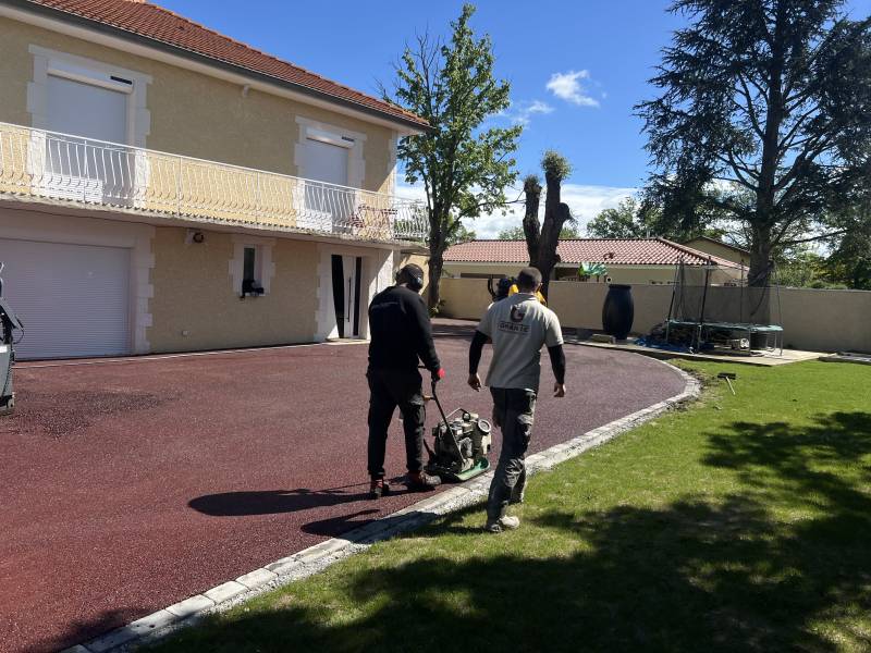 Chantier d'enrobé rouge pour particulier près de Lyon