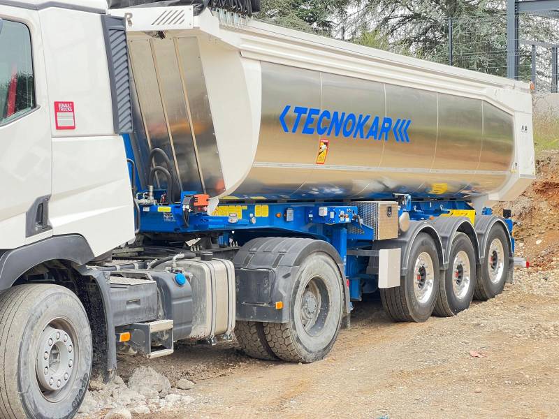 Location de semi benne travaux publics calorifugée pour transport d'enrobé à Lyon