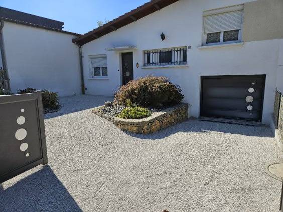 Mise en œuvre de Nidagravel et gravier blanc / jaune chez des particuliers en Isère